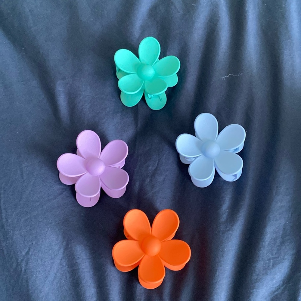 Flower hair claws so cute I have more ask